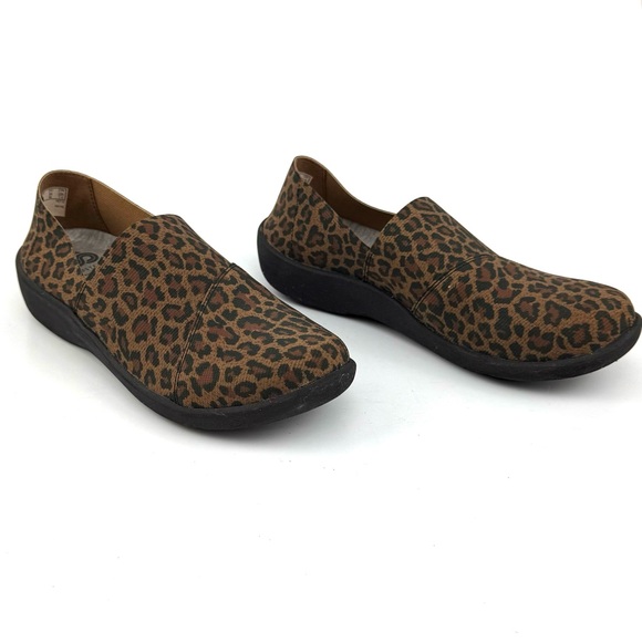 Women Clark’s Cloudstepper Leopard Print Flat Loafer Slip on 5 - Picture 3 of 8